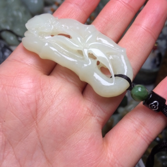 轰***隆和田玉未镶嵌把件总价180