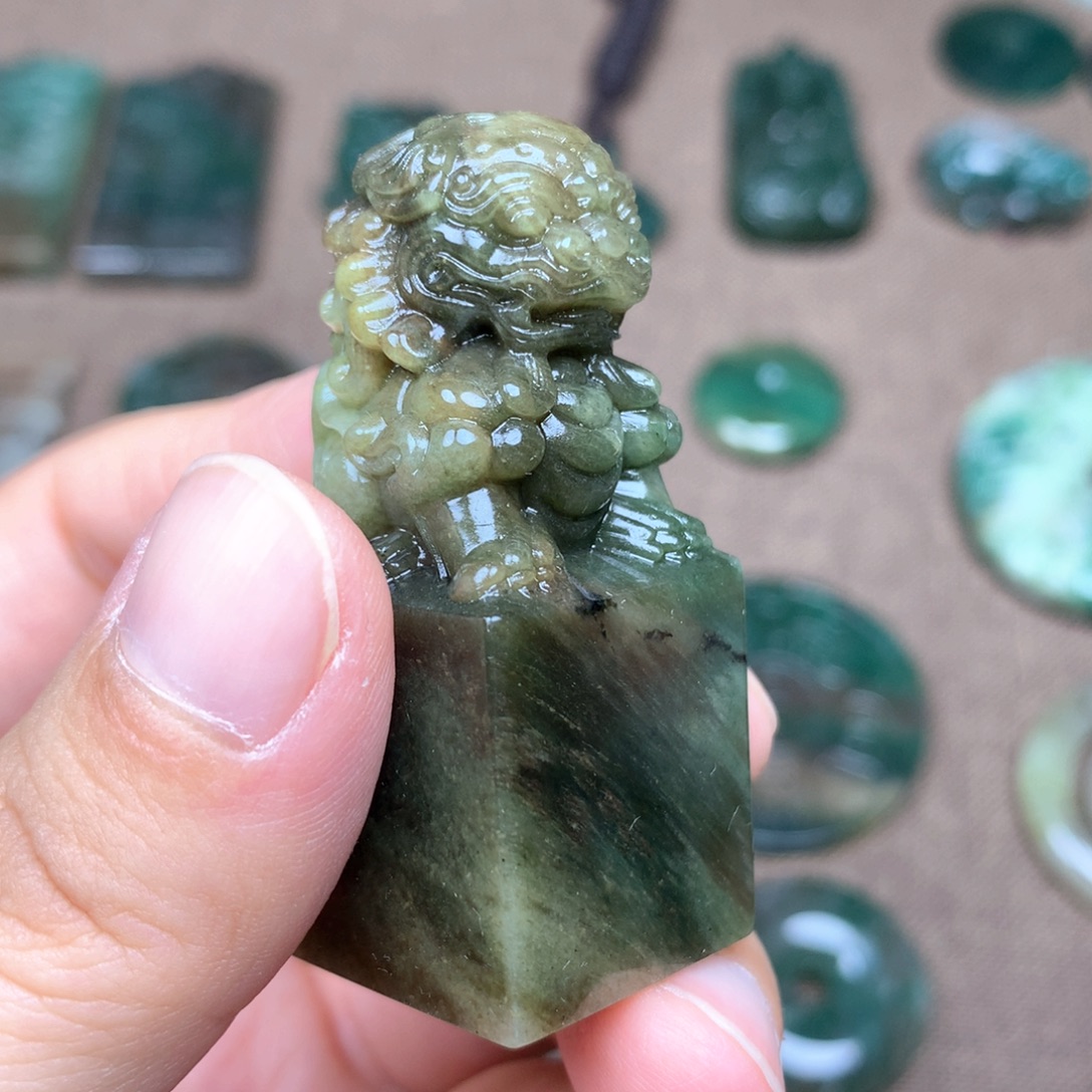 独山玉未镶嵌颈饰