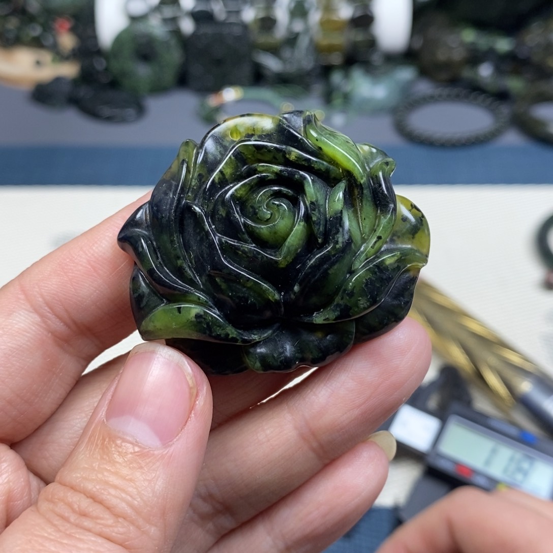 蛇纹石玉颈饰未镶嵌微包容