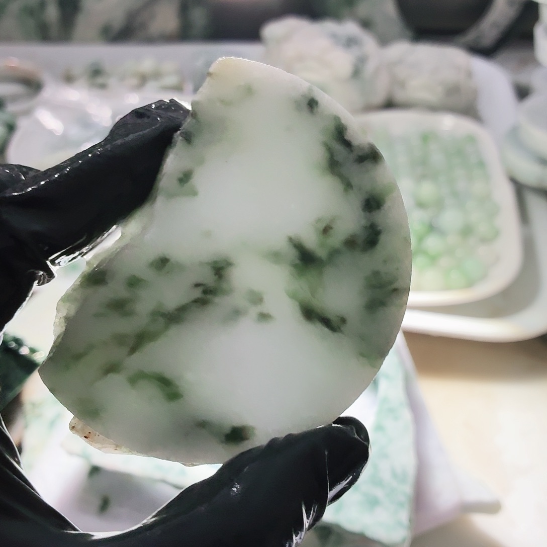 翡翠未镶嵌颈饰边角料