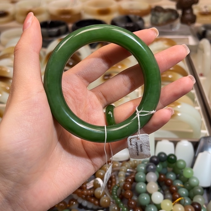 和田玉（碧玉）手镯未镶嵌辣阳绿圆条