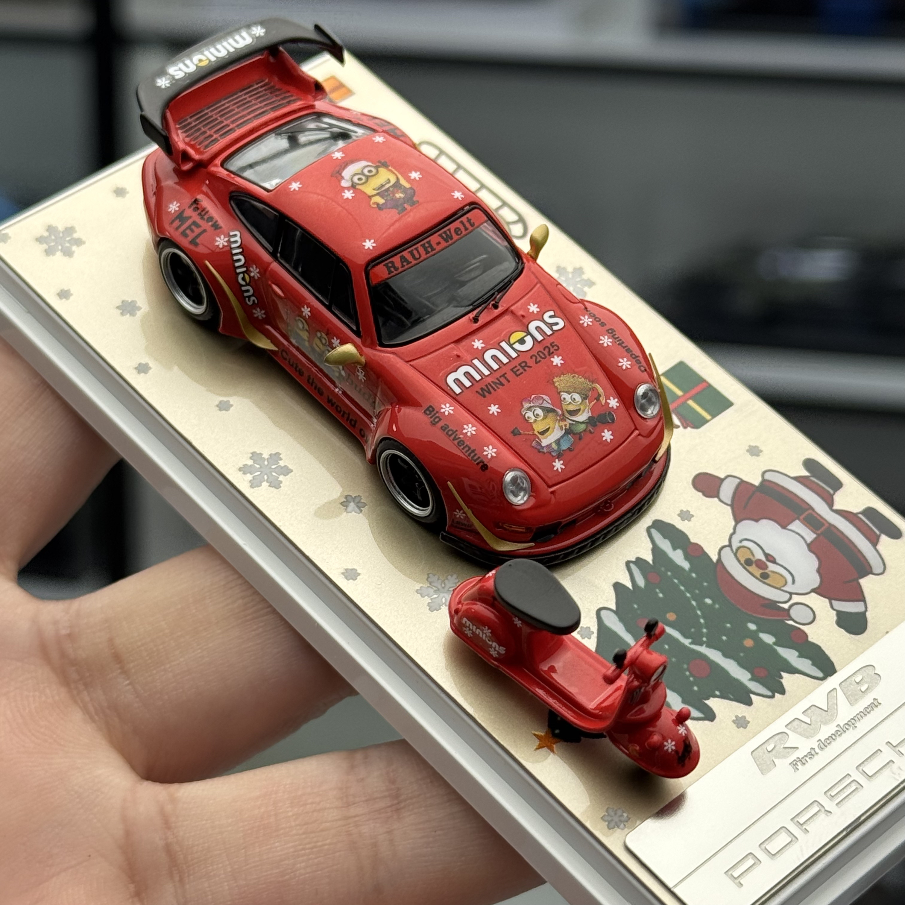 终极玩家 1/64保时捷911/993 圣诞小黄人涂装 附赠小电车汽车模型
