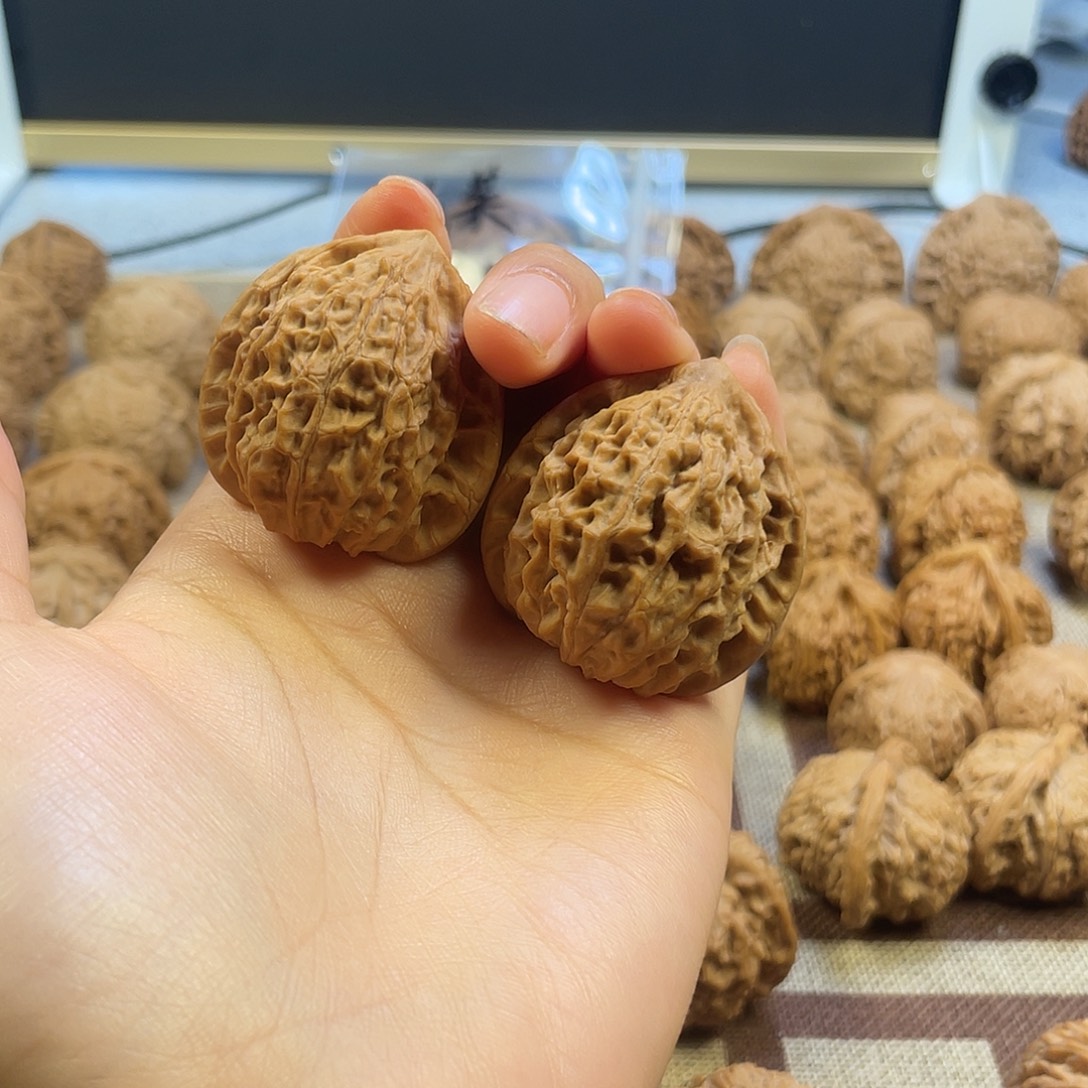 文玩核桃吊坠金牛