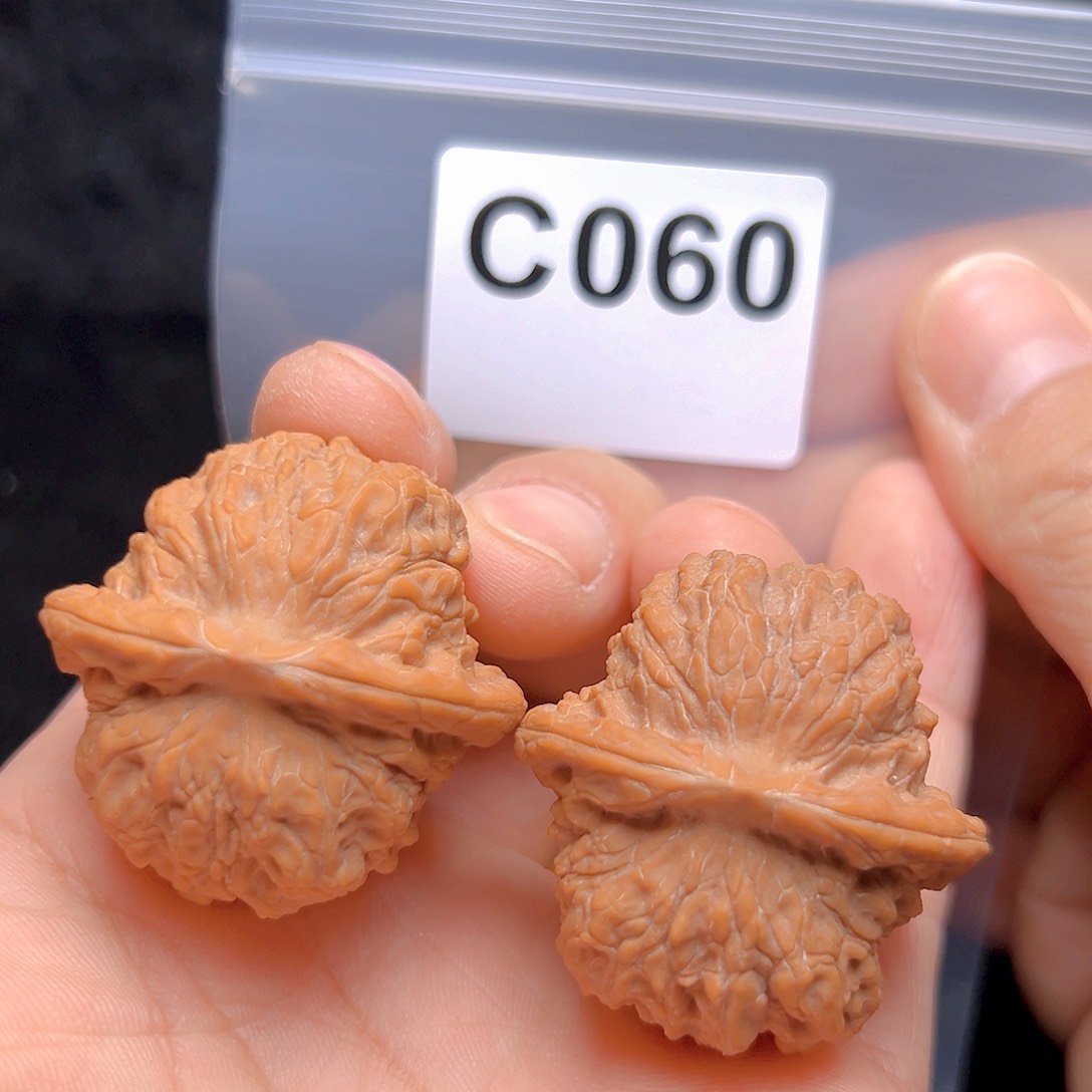 文玩核桃吊坠38血麒麟