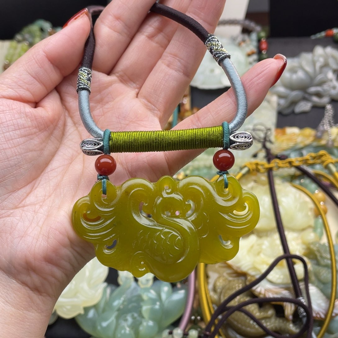 蛇纹石玉颈饰未镶嵌