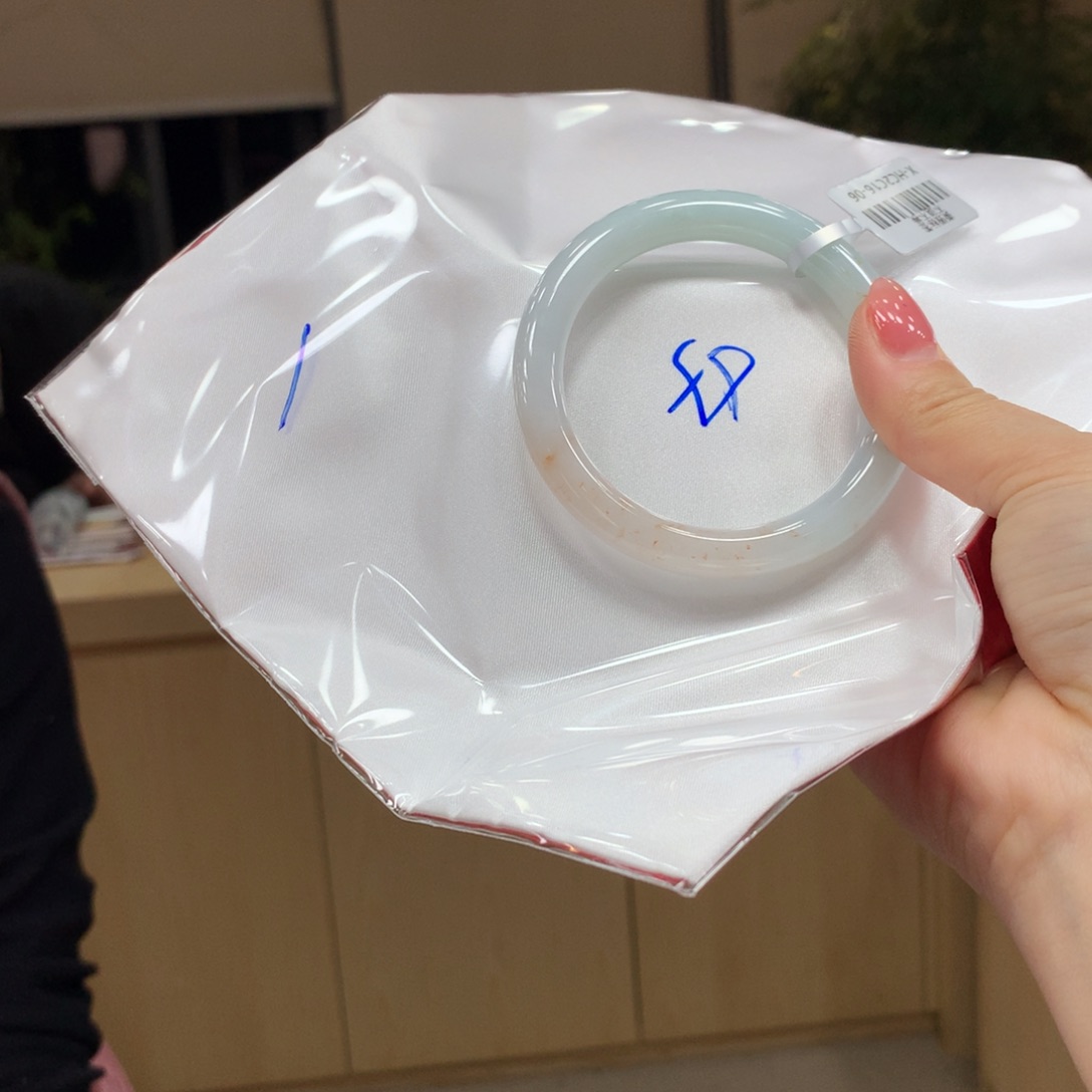 翡翠手镯未镶嵌不退不换