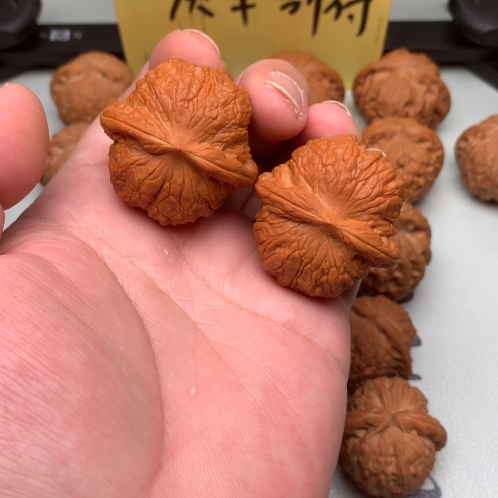 文玩核桃吊坠血麒麟41