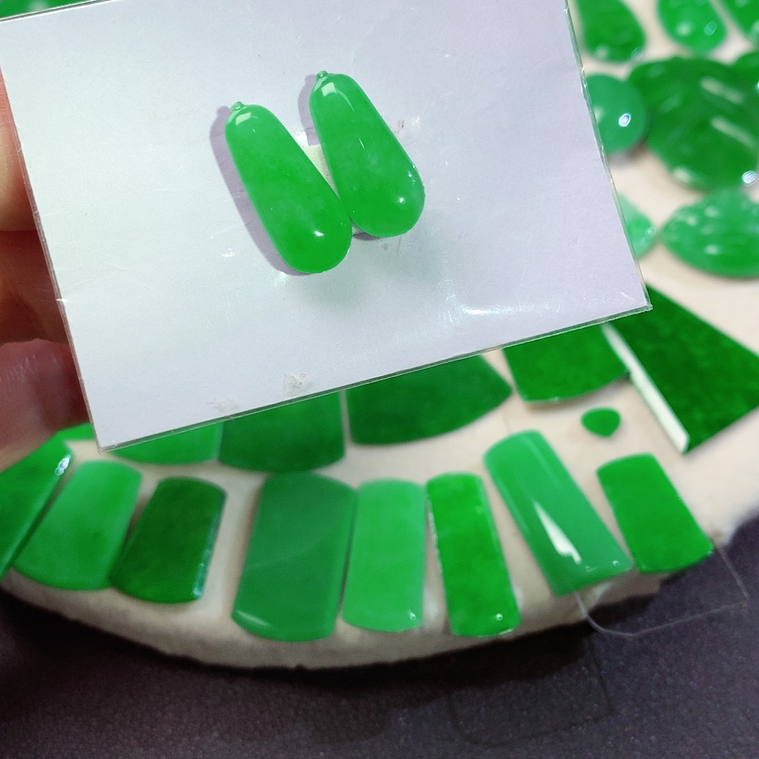 翡翠颈饰未镶嵌天然翡翠