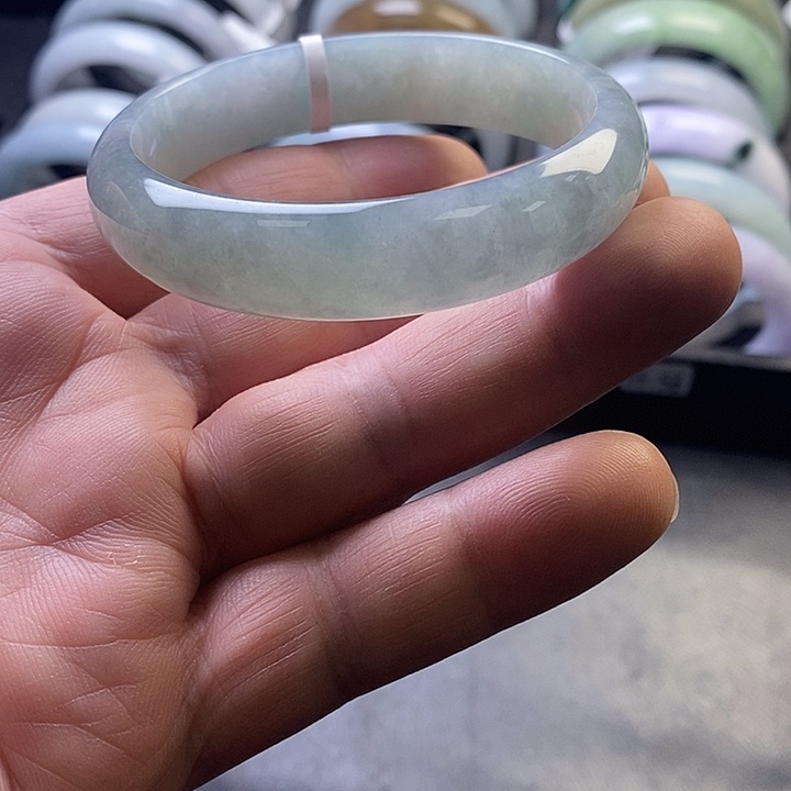 翡翠未镶嵌手镯2、正