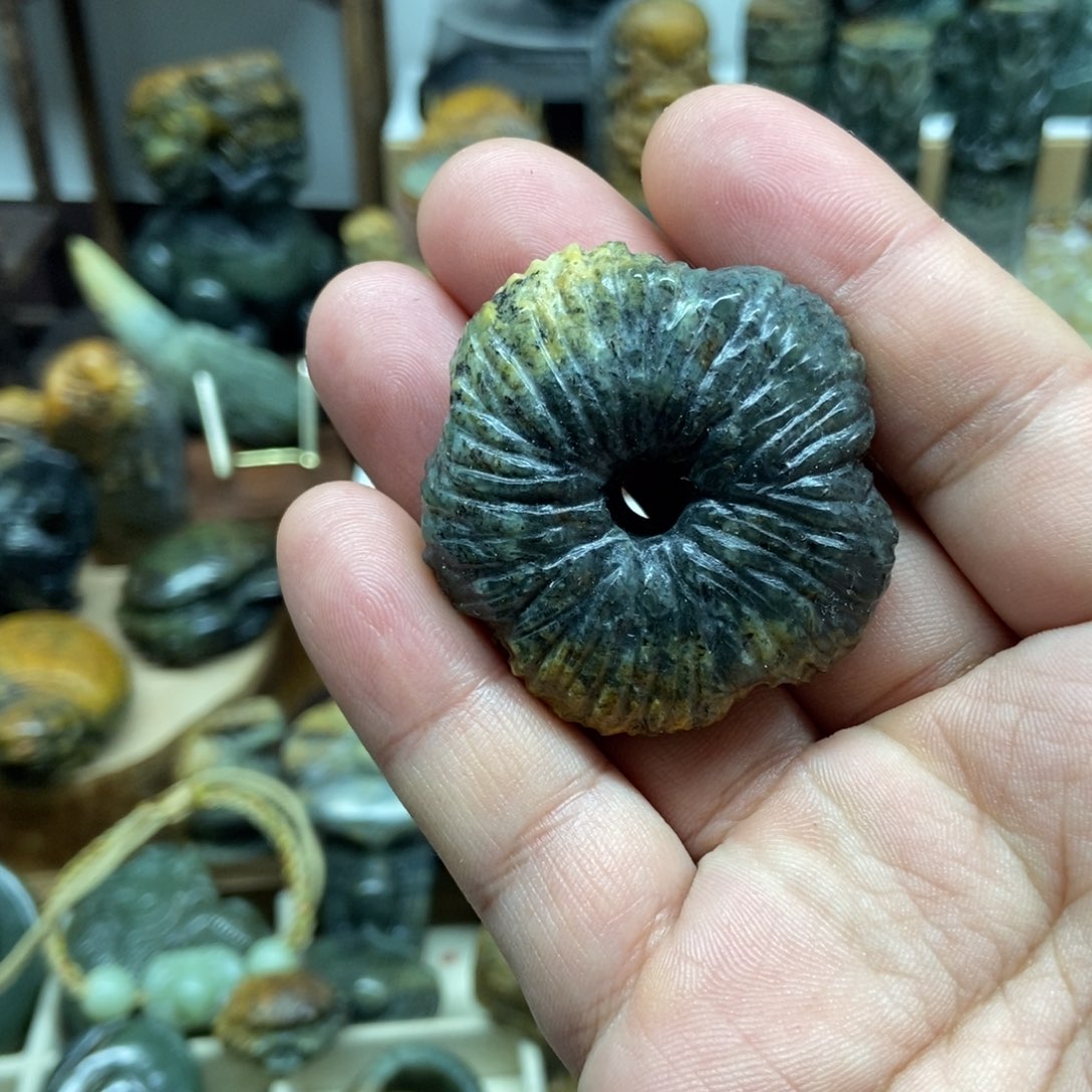 未镶嵌岫岩河磨玉（透闪石质玉）把件