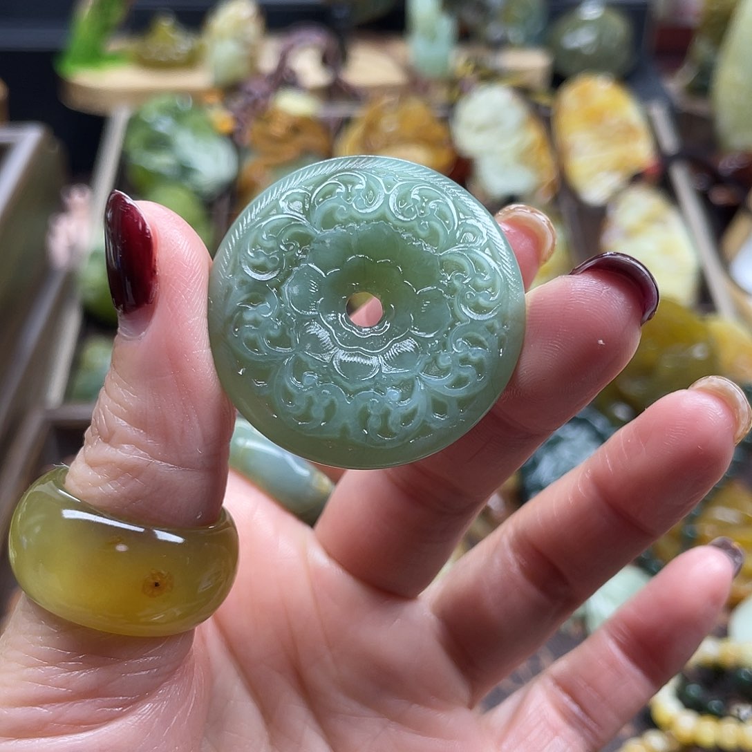 蛇纹石玉颈饰未镶嵌岫玉花扣