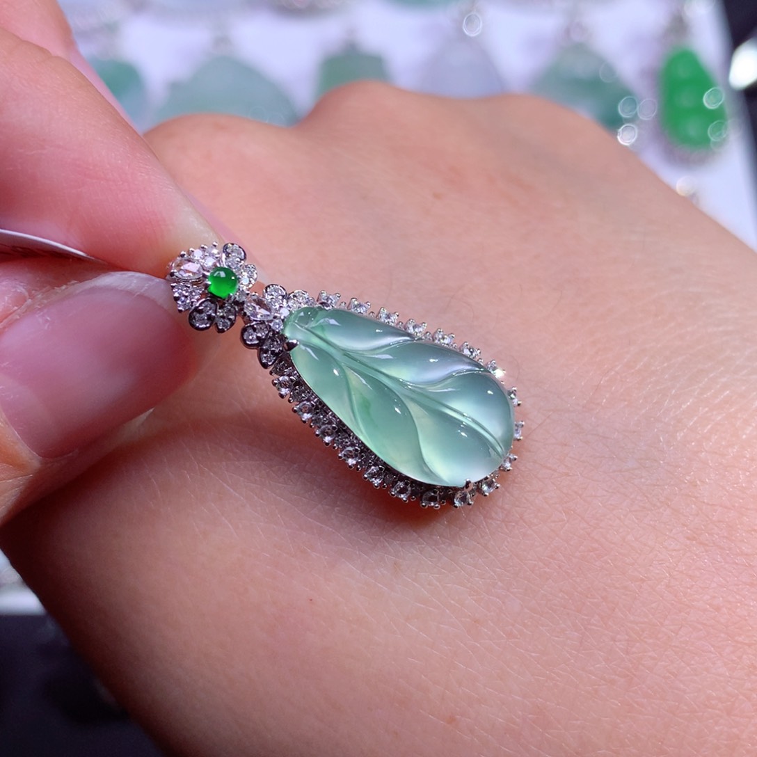 翡翠颈饰18K金镶嵌薄荷绿芭蕉叶吊坠