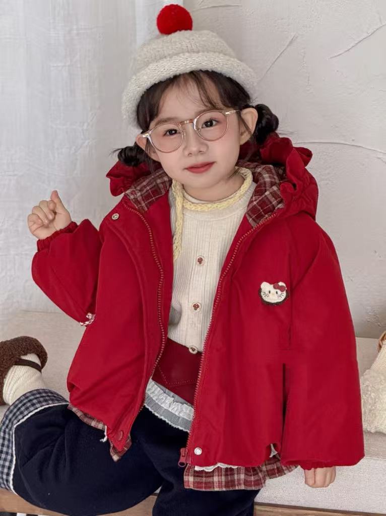 {花卷卷}【一件过冬款】加绒加厚女童格子拼接KT红连帽派克外套5327