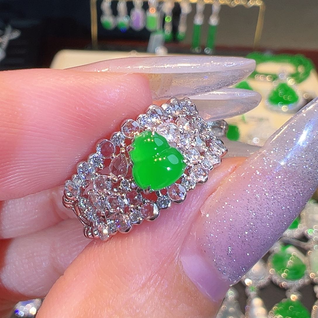 翡翠戒指18K金镶嵌翡翠