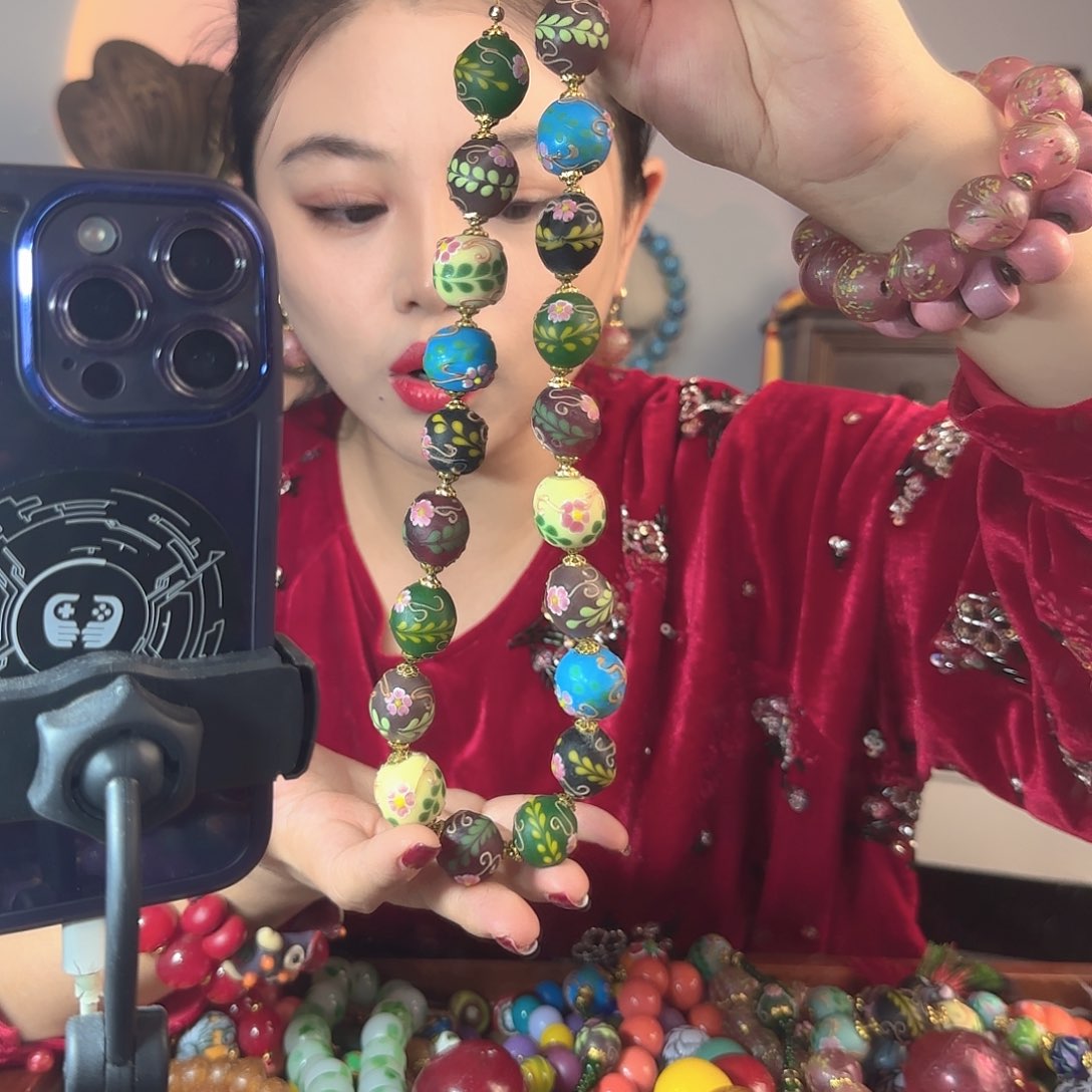 玻璃颈饰小*意老琉璃的故事是什么呢我的