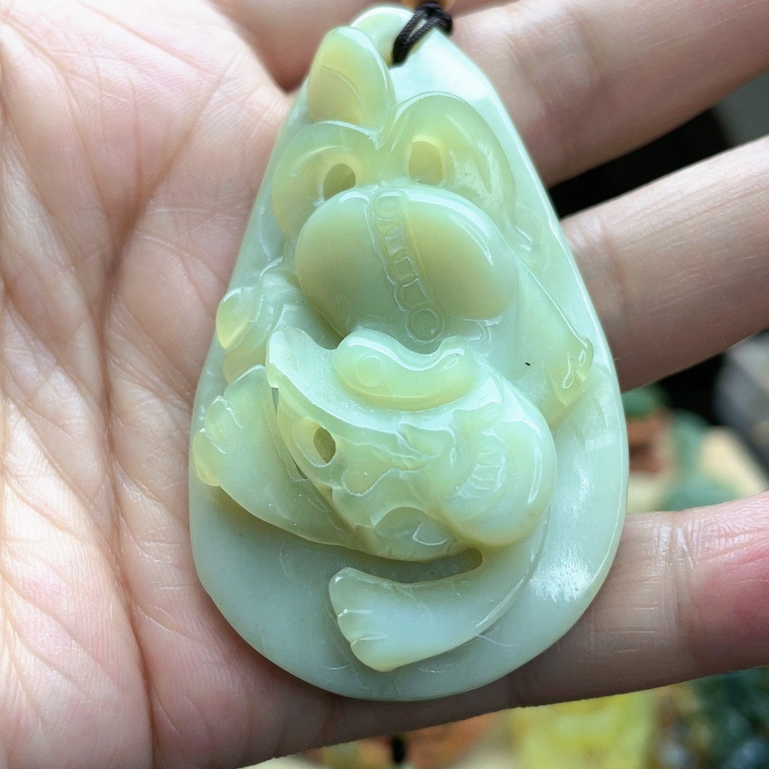 蛇纹石玉颈饰未镶嵌