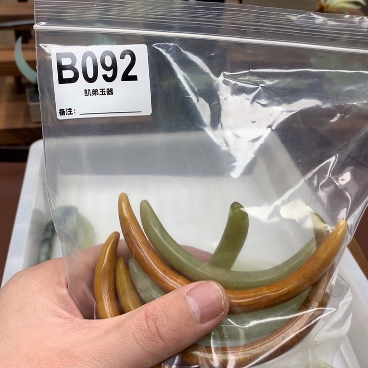 蛇纹石玉发饰未镶嵌有****。