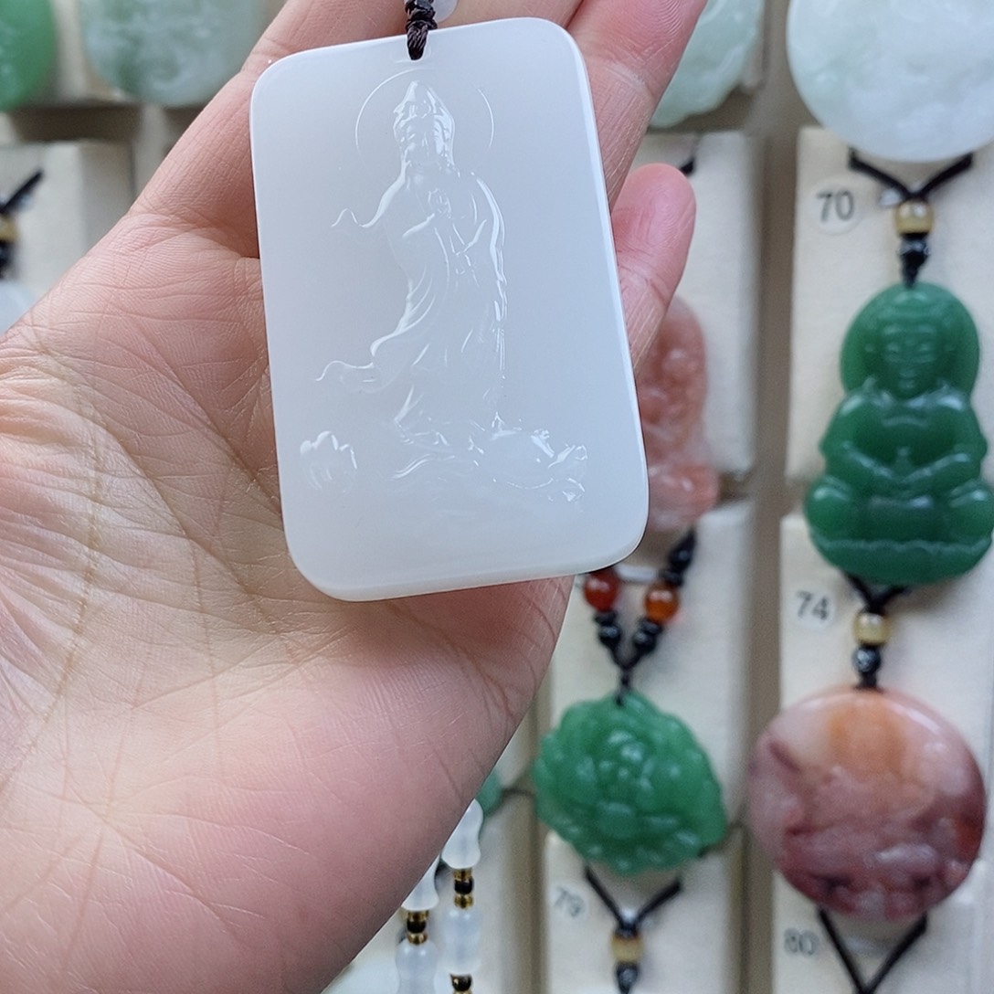 颈饰未镶嵌石英质玉（金丝玉）