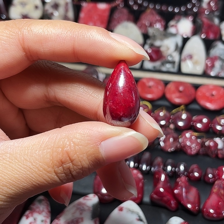 天然辰砂原矿水滴吊坠13.3克