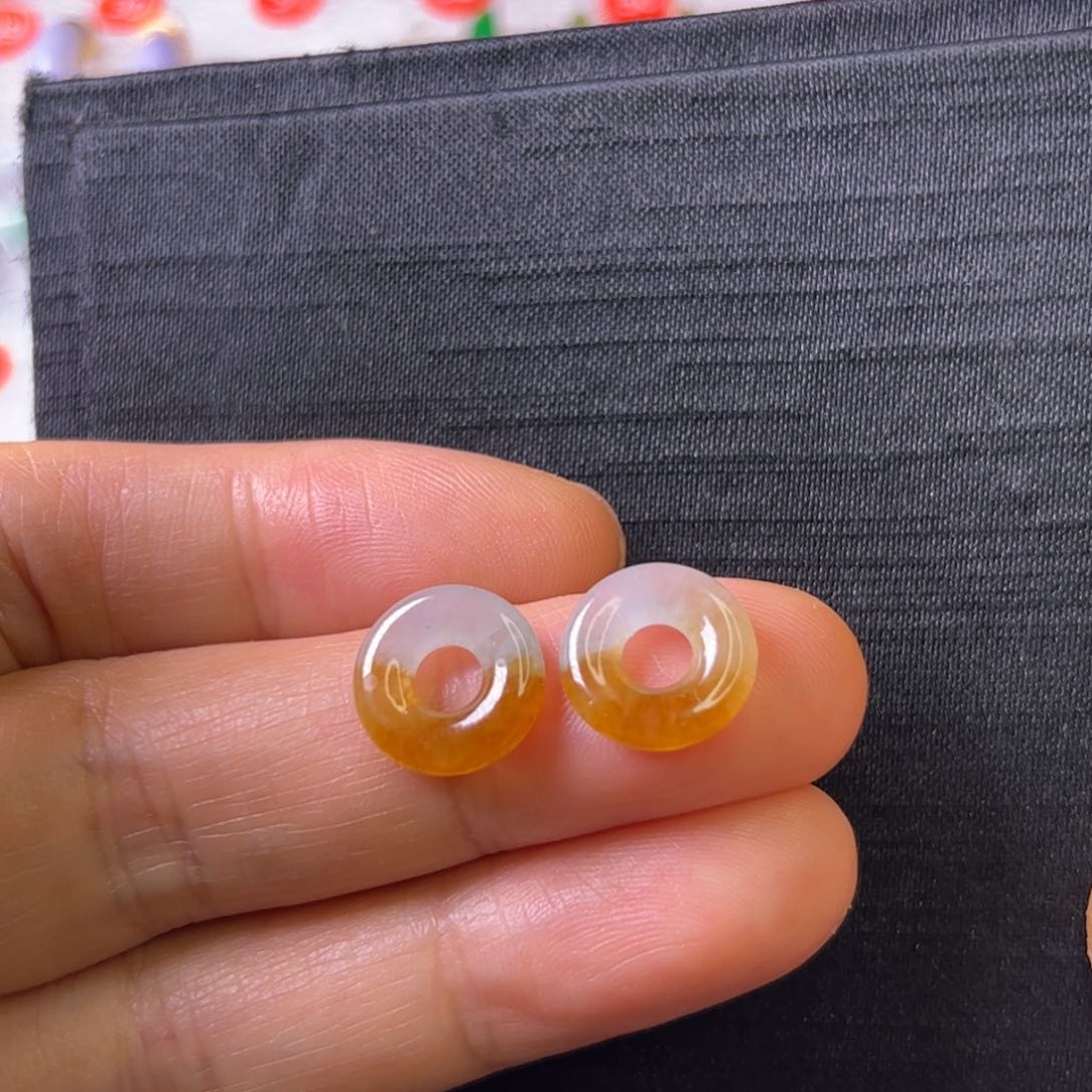 翡翠耳饰未镶嵌等****。圈圈