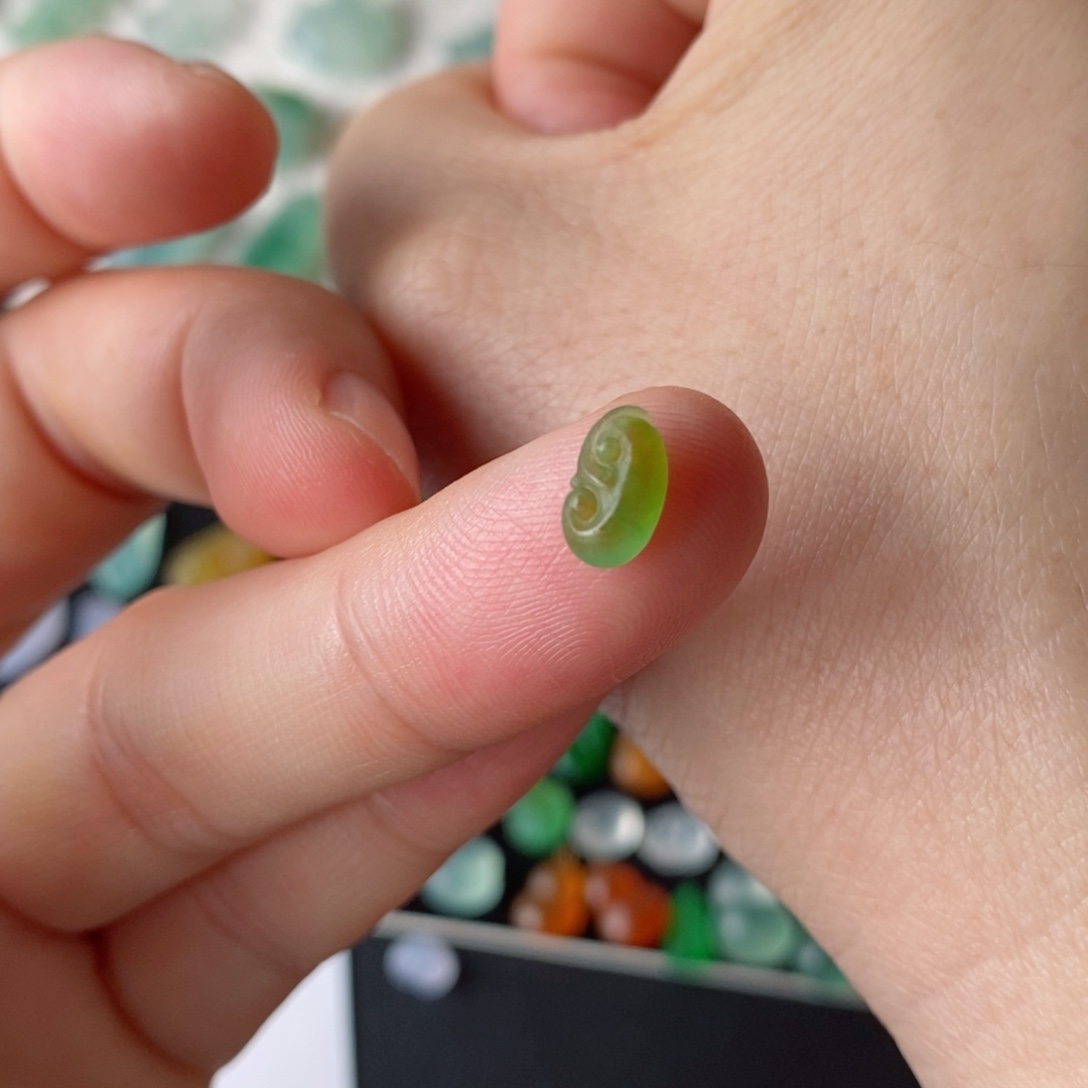 定制翡翠未镶嵌如意