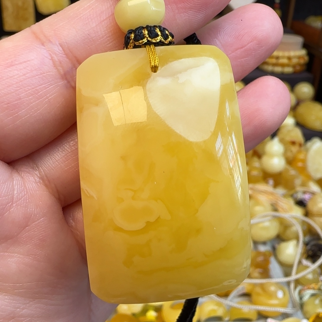 琥珀未镶嵌套链天然俄料鸡油黄蜜蜡无事牌吊坠