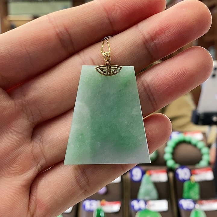 翡翠颈饰18K金镶嵌无事牌