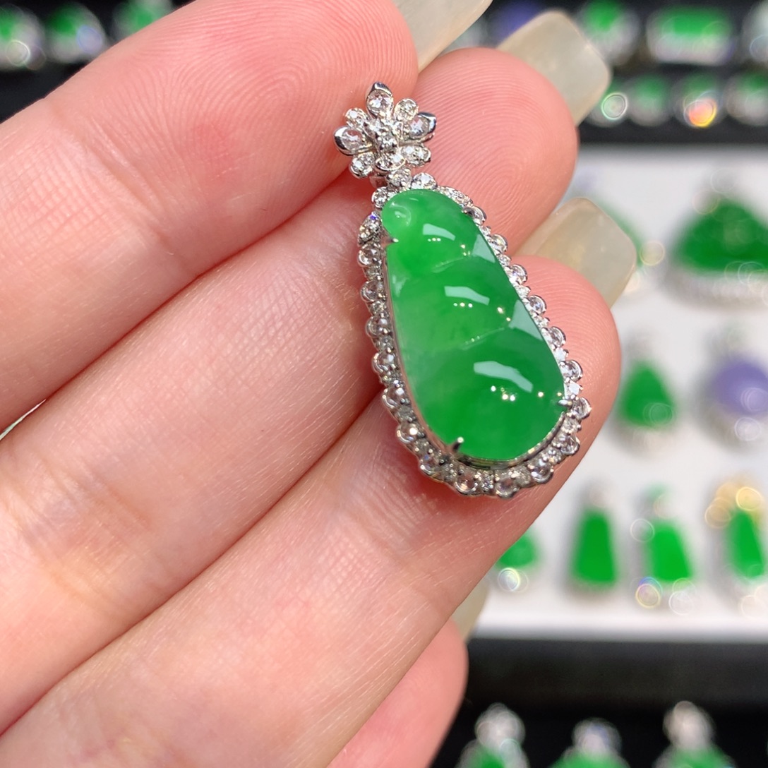 翡翠18K金镶嵌颈饰