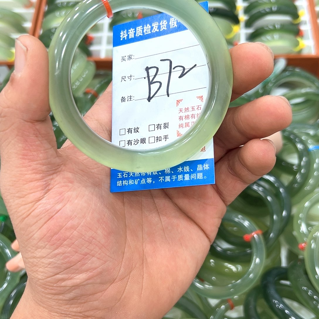 看***然蛇纹石玉未镶嵌手镯