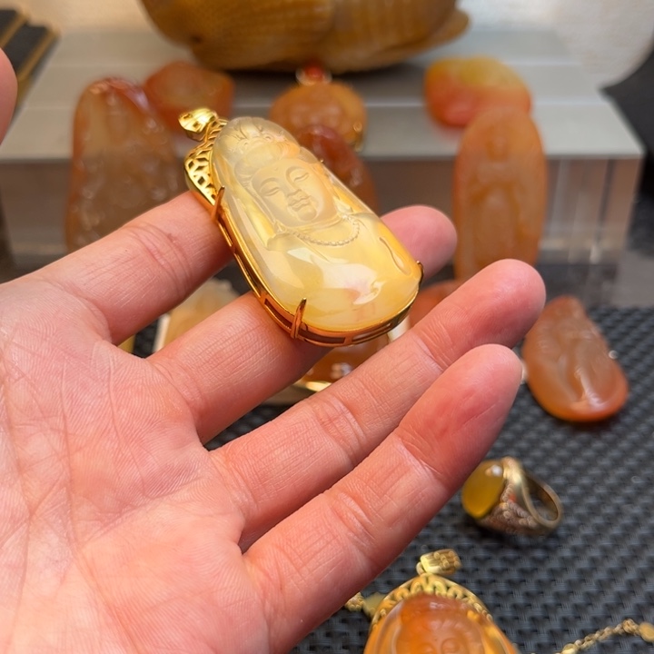 石英质玉颈饰18K金镶嵌龙**谜