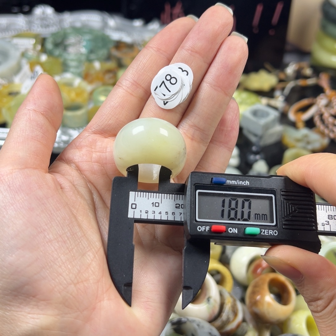蛇纹石玉未镶嵌戒指