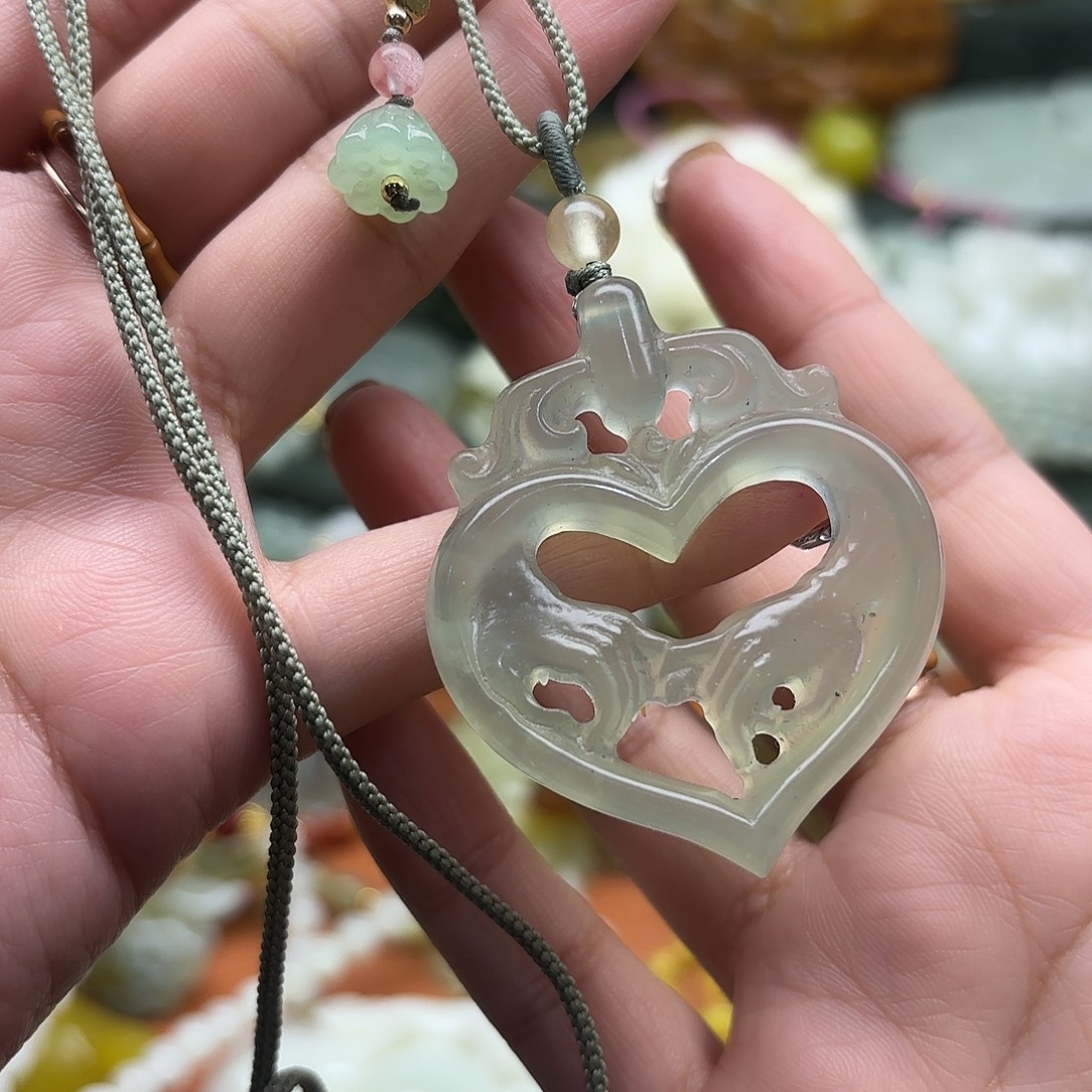 蛇纹石玉未镶嵌颈饰