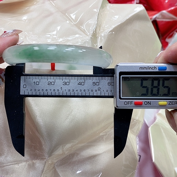 翡翠手镯未镶嵌166。  