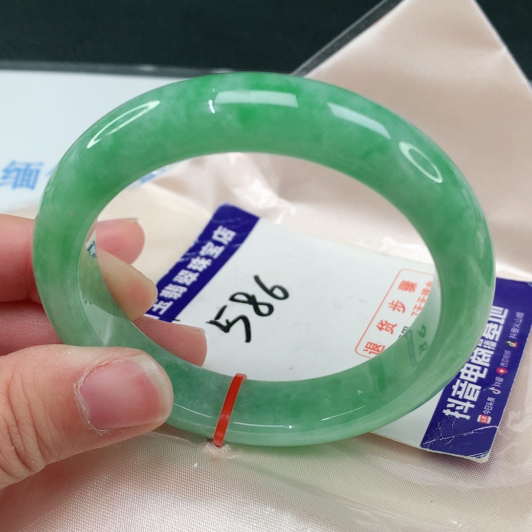 翡翠手镯未镶嵌翡翠