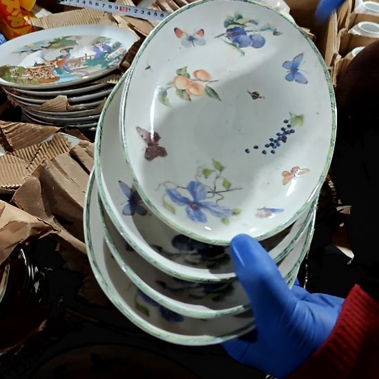 摆件盘子碗茶壶啥都有