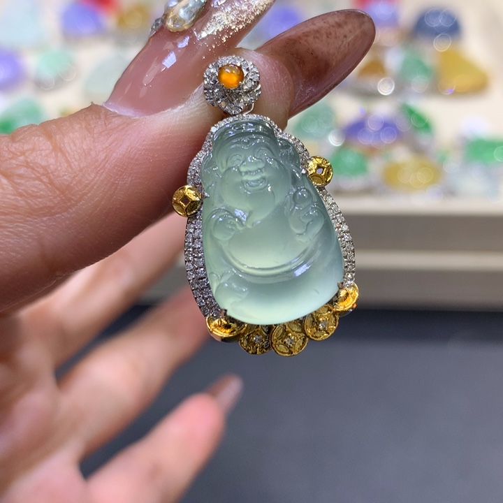 翡翠颈饰18K金镶嵌翡翠