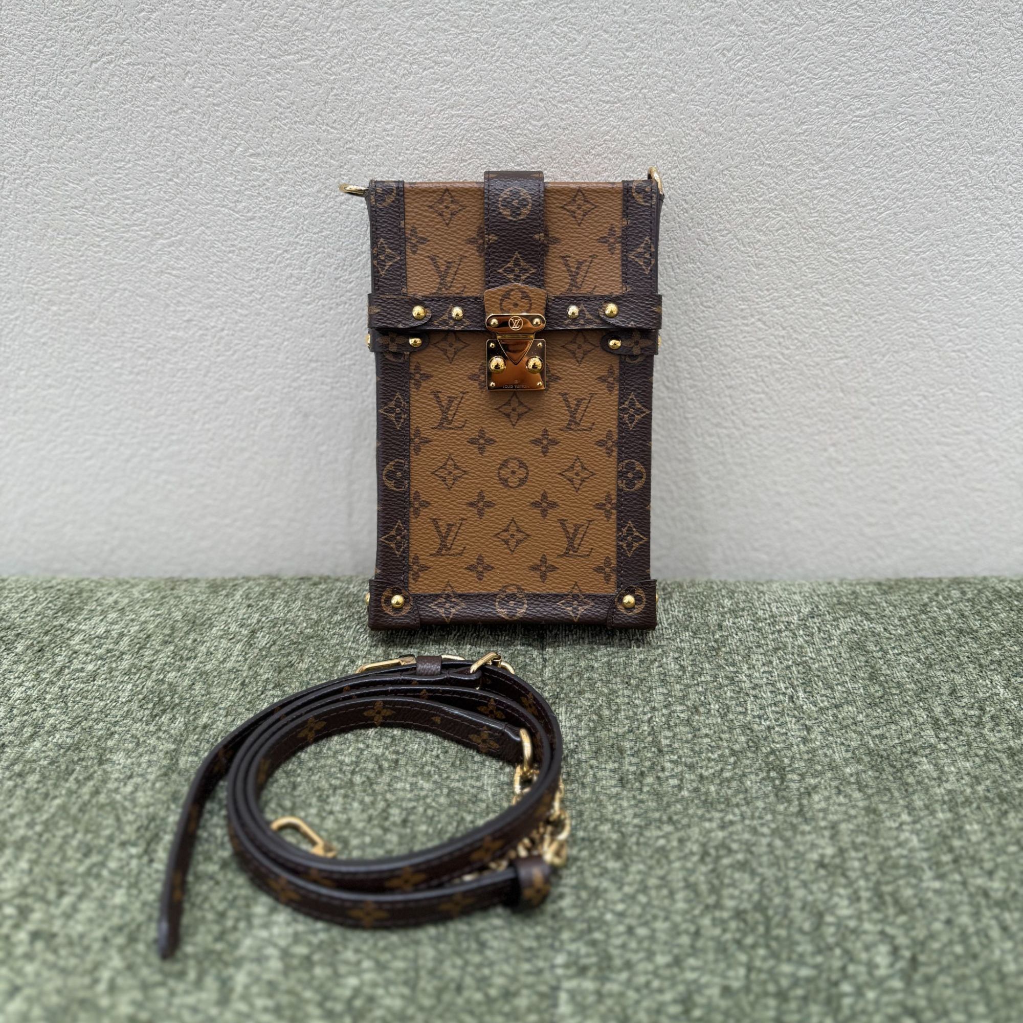 95新 LouisVuitton/路易威登 Trunk Vertical老花手机包斜挎包