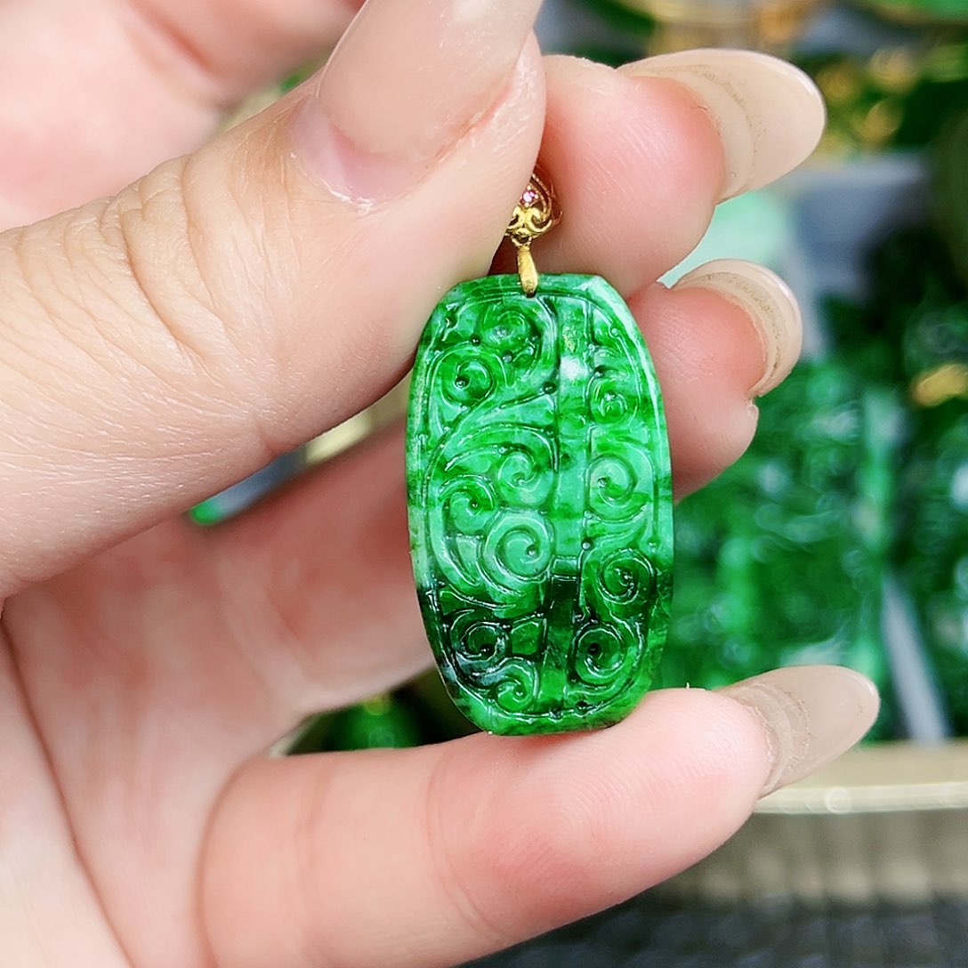 翡翠颈饰18K金镶嵌吊坠