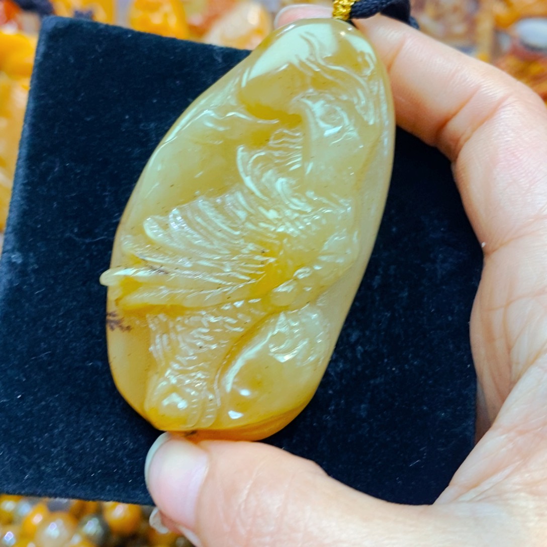 未镶嵌石英质玉（黄龙玉）颈饰