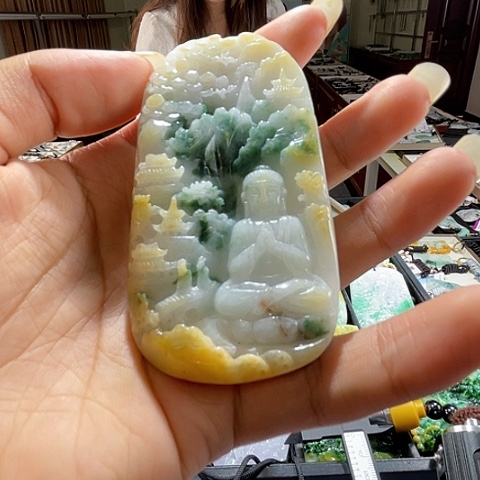 翡翠未镶嵌颈饰一个