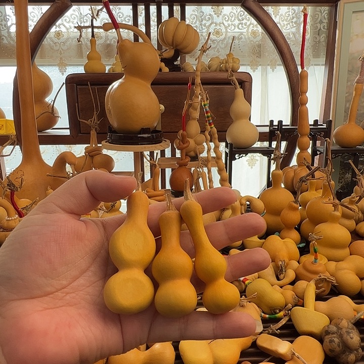 图片上的三个小葫芦