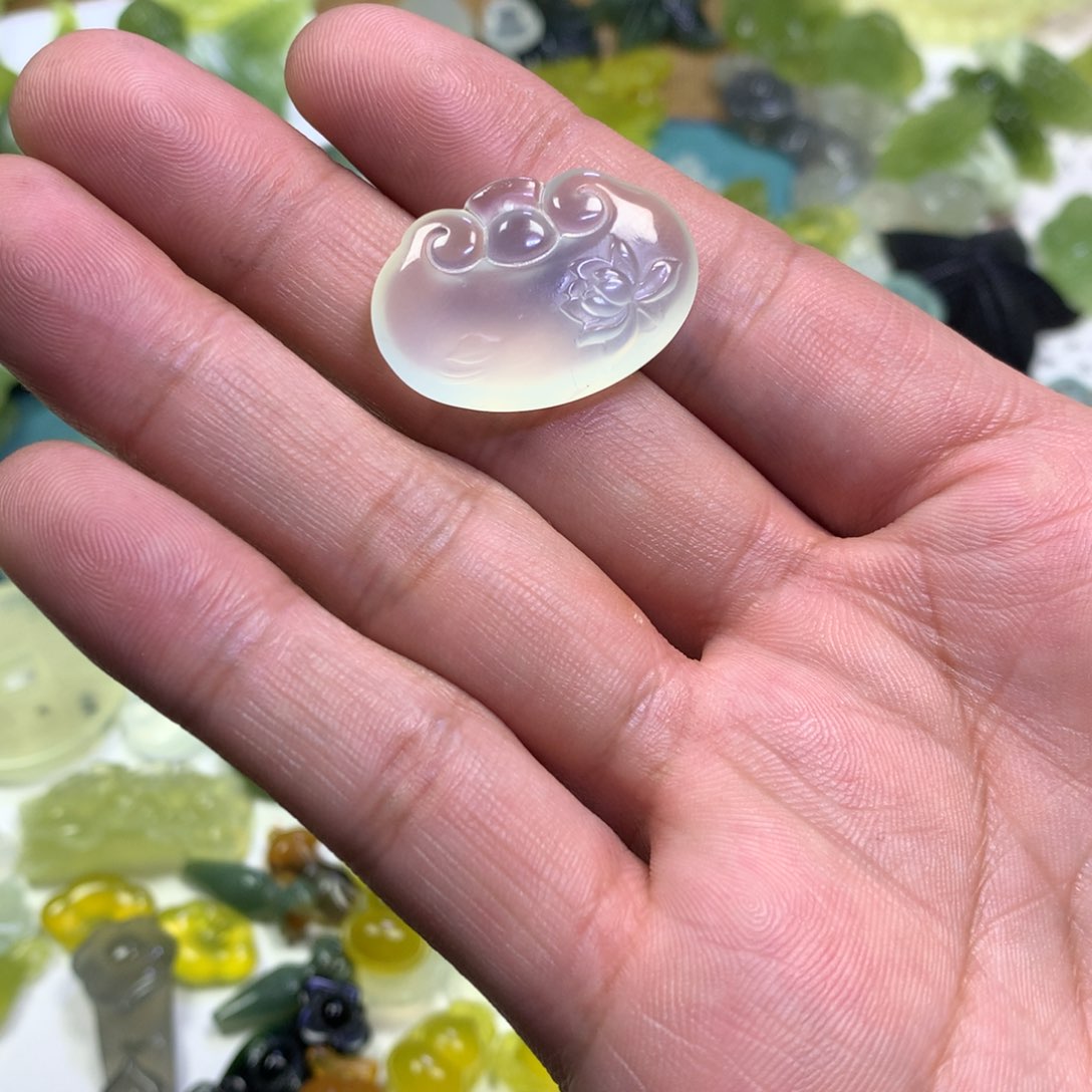 岫玉颈饰未镶嵌莲花锁