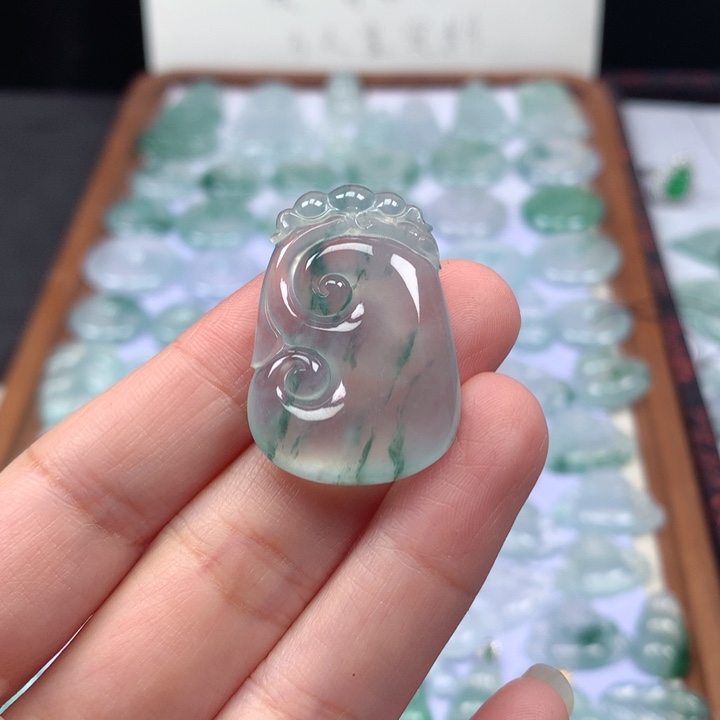 颈饰未镶嵌翡翠冰种飘花如意