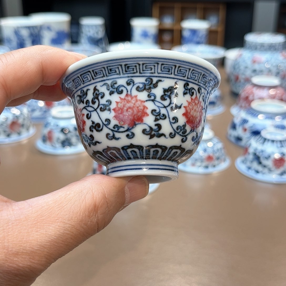 用****1釉里红缠枝莲压手杯