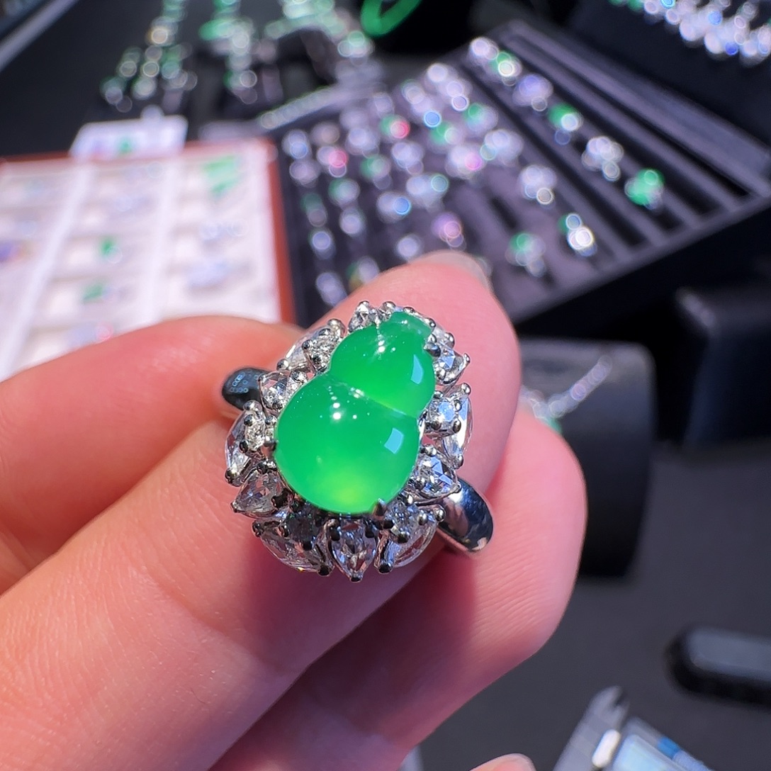 翡翠18K金镶嵌戒指