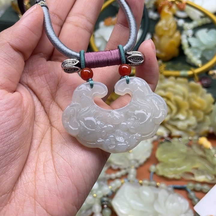 蛇纹石玉吊坠合金