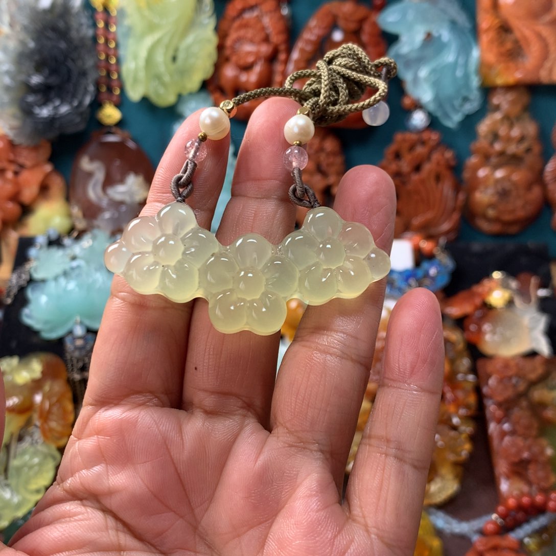 蛇纹石玉挂坠未镶嵌