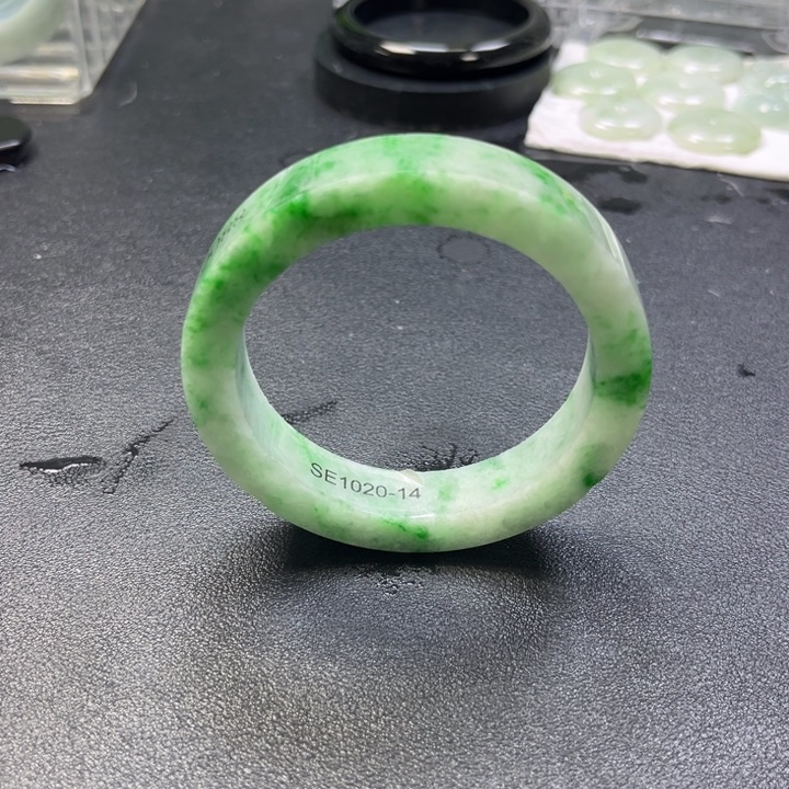 定制翡翠未镶嵌手镯