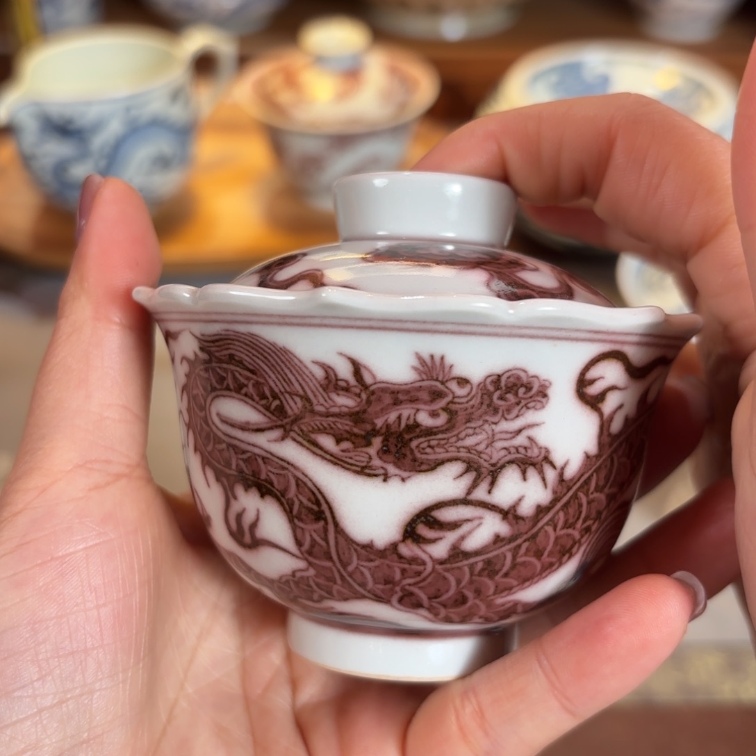 杯釉里红铠甲龙盖碗