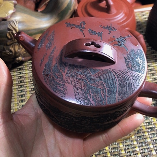 紫砂茶壶原矿泥料手工制作的紫砂壶。